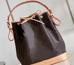 2024 Bolsas de moda de grife de grife de gaiola feminina feminina de pão de ombro clássico bloqueio de bloqueio de balas de balde de crossbody fashion lady couro de couro bolsas cilíndricas