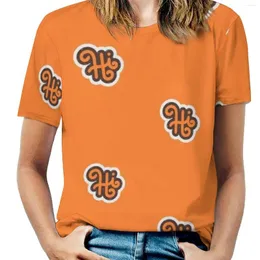Kvinnors T-skjortor Hej Kvinnas T-shirt Spring och Summer Printed Crew Neck Pullover Top Funny Typography Colored Orange Brun Vector