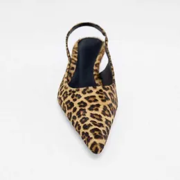 Sandaler Kvinnor Flat Bottom Suspender Sandaler Zaza 2023 Leopard Point End Womens Mule Summer Fashion Animal Print Low Heel Beach Shoes J240224