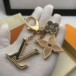 Fashion Metal Leather Keychains Europe och USA: s fritidsklassiska nyckelkedjor Butik av hög kvalitet män och kvinnor lyxmärke nyckelring med original gåva