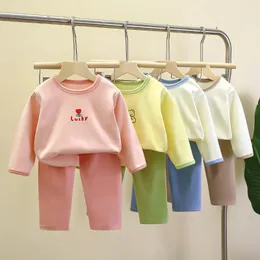 Set di abbigliamento 2024 Set per la casa per bambini Primavera Autunno Pigiama per ragazze Manica lunga in due pezzi Bambino Abbigliamento per bambini Biancheria intima Abiti