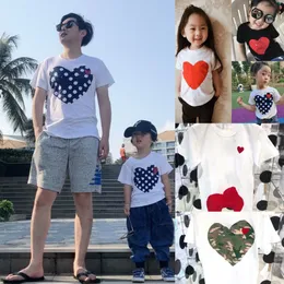 Tasarımcı Kids Kırmızı Kalp Tişörtleri Ebeveynlik Kadın Erkek Giyim Aile Giysileri Erkek Kızlar Yaz Pamuk T-Shirt Çocuk Üstleri Tees