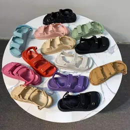 Vår/sommar ny designer sandaler kvinnors sandaler av hög kvalitet kalvskinn casual skor quiltade lägenheter sommar bekväma strand lyx tofflor 35-42 super val