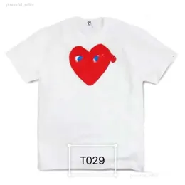 2024 Fashion Commes T Shirt Play T Shirt Designer Red Heart Shirt Commes Casual Women Shirts des Badge Garcons High Quanlity Tshirts 7940