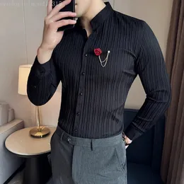 Fold stripe brosch skjortor mäns 2024 våren lång ärmstativ stativ krage smal fit affär social skjorta casual office smoking blus