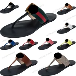 2024 Couro Tanga Sandálias Famosas com Letras Duplas Sandale Mulheres Chinelo Feminino Fivela Piscina Slides Waterfront Womens 37-42 Viagem Verão Beach Flats Mule Mocassins