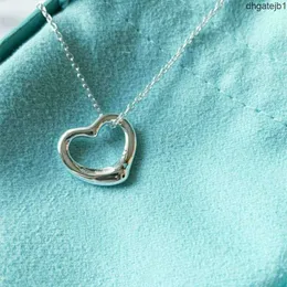 Necklaces Heart-shaped Tiffanyisn Sterling Classic Hollow Sier Love s Peach Heart Pendant Necklace 520 Gift for Valentine's Day Terling Ier X7uu