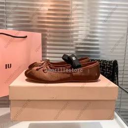 Yeni Bale Düz Paris Bale Tasarımcı Profesyonel Dans Ayakkabı Saten Balerinler MM Platform Bowknot Sığ Ağız Tek Ayakkabı Düz ​​Sandalet Kadın Loafers 35-41