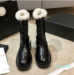 New Flat Bottom Women Winter Boots Luxury Designer Classic Metal Letter Snow Floor Boot Cowhide Upper Inner Lining Sheepskin Fur Anti slides Ladies Fur Booties