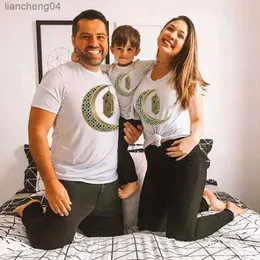 Familj matchande kläder familj t skjortor pappa mamma och mig kläder ramadan förälder-barn t-shirt muslimsk familj bär eid mubarak måntryck pojkar flickor mamma