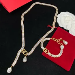 Set di gioielli in cristallo di design di lusso Collana di moda da donna Catena di maglione Bracciale con strass con ciondolo con alfabeto