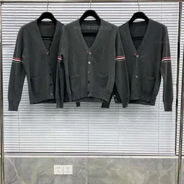 2024 TB THOM Cardigan grigio Braccialetti di marca di lusso Design semplice da uomo maglioni Popolare alla moda per il tempo libero Cardigan da donna in stile giovane