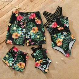 Roupas combinando para a família Pa Família combinando com plantas tropicais estampadas calções de banho pretos e cintos maiô de uma peça