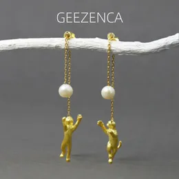 GEEZENCA 925 Sterling Silver Placcato Oro Gatto Con Perla Orecchini Pendenti Per Le Donne Simpatico Gattino Che Gioca A Palla Lungo Nappa Orecchino 240220