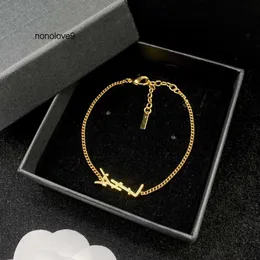 2024 Nuovo progettista originale Girlsl braccialetti da donna con lettera elegante Amore braccialetti in oro 18 carati Y braccialetto con incisione Gioielli di moda Lady Party charms