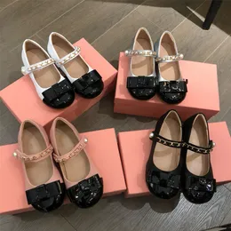 Simpatiche ragazze per bambini in pelle verniciata scarpe con fiocco piatte scarpe da principessa per feste di matrimonio, stilista di moda, fiori 3D, cinturino con fibbia per scarpe, scarpe per bambini