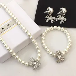 Designer Miuimiui Miao Families New 21 Bow Knot Pearl Necklace Womens Armband med hög kvalitet och temperament ins stil söt diamant klumpikelkedja