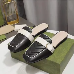 Designer tofflor kvinnors kohud platt häl stängd tå sandaler metall spänne utomhus komfort sandaler