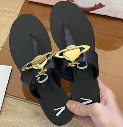 Tasarımcı Kadınlar Flip Flops Terlik Donanım Kafası Dekoratif Balıksırtı Slaytları Moda Kadınlar Sandalet Yaz Düz Ayakkabıları