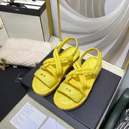 21 colori Sandalo intrecciato scivolo pantofola da spiaggia estiva di lusso da uomo viaggio all'aperto Scarpe di corda Ciabatte famoso mocassino di design in pelle da piscina donna Scarpe casual ragazza piatta Mulo