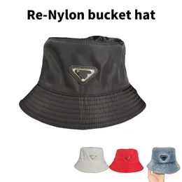 Re Nylon Buck Hat Resmi Web Sitesi 1: 1 2024 Klasik Tasarımcı PRA Aynı Stil Kova Şapkası Yüksek Versiyon Başlıkları Erkek ve Kadın Geniş Büyük Kötü Şapka