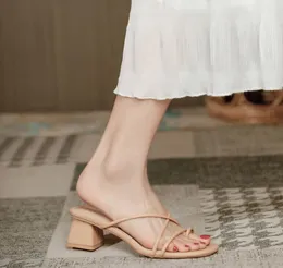 Damen dicke Absatz Sandalen Einfache und schlanker Sommergurt Clip Zehen mittlere Absatzsandalen für äußere Verschleiß lässig hoher Sandalen