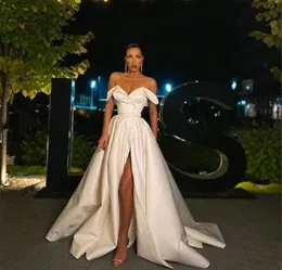 Elegante abito da ballo in raso con spalle scoperte bianco con volant lungo e abiti da sera formali con bottoni spaccati