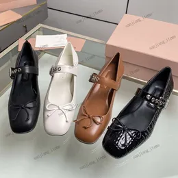 20241 Scarpe eleganti da donna con punta quadrata Sandali con fiocco Ballerine con cinturino Décolleté firmate Tacco largo Mary Jane 4,5 cm Décolleté con sandalo di design di lusso con cinturino sul retro