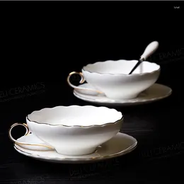 컵 접시 유럽 유럽 스타일 세라믹 뼈 중국 커피 세트 컵 및 접시 숟가락 키트 손으로 페인트 뻐꾸기 새 꽃 패턴 머그