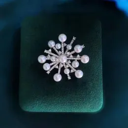 Jewelry 100% Natural Freshwater Pearl Snowflake Brooch with Multiple Beads Inlaid with Zircon Highend Luxury Jewelry for Men and Women