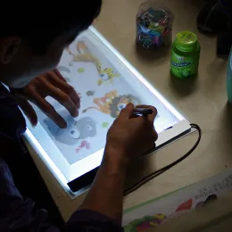 ブラックボードは子供のためのライト描画タブレットを導きましたa4マジックパッドスケッチサインミラーコピータブレットデジタルダイミングエアフロートレースボード