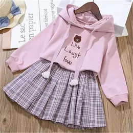 Kläder sätter våren Autumn Main Lun Girls Hoodie Suit 2024 Den koreanska versionen Hooded Top Plaid kjol 2 stycke Set Child