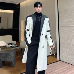 Trench da uomo stile coreano giacca a vento lunga tendenza autunno inverno design di nicchia cappotto in pelle di colore nero bianco a contrasto