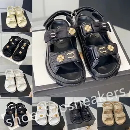 Damen-Sandalen aus Kalbsleder, hochwertige, gesteppte Sommer-Designer-Sandalen, Schuhe, Metall-Diamant-Dekoration, Schnallen-Sandalen, flache, niedrige Absätze, Knöchelriemen, Strandschuhe