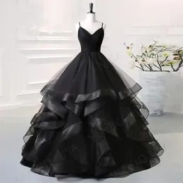 2024 Abito Quinceanera nero con volant scollo a V senza spalline Dolce 15 ragazze corto davanti e strascico lungo abiti da ballo Abiti da Quinceanera