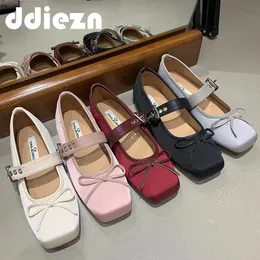 Ayakkabı Sandalet 33 Kırmızı Kadın Kadın Toka Kayışı Mary Janes Bahar Daireleri Moda Sığ Kelebek Knot Ladies Ayakkabı 240223 C