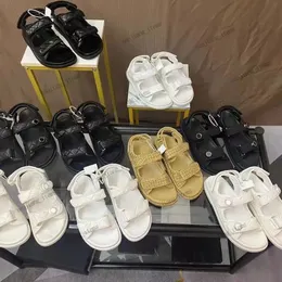 Scarpe firmate Sandali papà in pelle di vitello verniciata Ciabatte trapuntate beige nere Cristalli in piattaforma bianca Donne estive Big Girl Cinturini in gelatina Sneakers Beach Pool Mules 2024