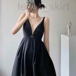 lüks tasarımcı temel gündelik elbiseler pa 24ss kadınlar için yeni tasarımcı moda büyük v yaka tasarım yular elbise seksi akşam s m l