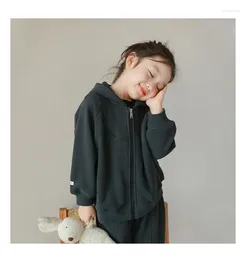 Kurtki odzież wierzchnia zima Pluszowe dziewczęta z kapturem z kapturem Solid Color Spods Pants Baby Kinstarten Klasyczny 2024 Proste koreańskie