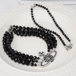 Designerin Viviane Weswoods Schmuck: Westliche Kaiserinwitwe, dreilagige schwarze Achat-große Saturn-Perlenkette, weibliche Nana, gleicher Stil, drei Ringe, schwarze Perle