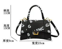 Borse da donna 2024 Nuova moda classica coreana Versatile stampa di lettere Borsa a tracolla con tracolla GRIL AAA