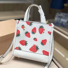 Borsa firmata 2024 Borsa tote alla moda Borsa a tracolla Borsa per pendolarismo Grande capacità Nuova versatile moda fresca Fiore in pelle di ciliegia Classica