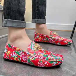 2024 Spring New Men Shoes Pu Round Head Soft Sole Anti Slip Bekväm mångsidig trend Northeast Big Flower Nightclub Barber Men Shoes