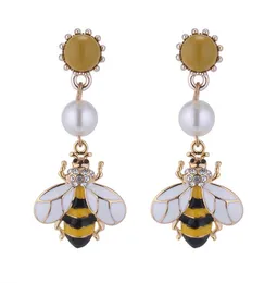 Orecchini a forma di ape di design in oro giallo per le donne trendy Bee Pearl Cute Bee Dangel stile lungo orecchini gioielli regali per le donne 5754052