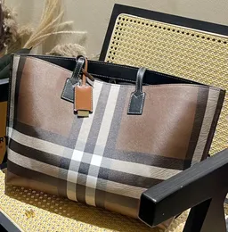 2024 sacchetti di shopping di lusso Donne Borse Designer 10A Top Borse Lettera di moda Stampa Classico Borsa a tracolla con piccolo ciondolo grande capacità