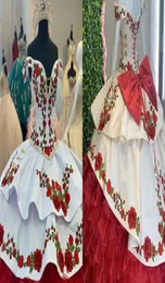 Modische Quinceanera-Kleider mit Blumenmuster in Rot und Weiß, mit Rüschen, tiefem V-Ausschnitt, schulterfrei, Satin-Organza, langes Abendkleid 1264681