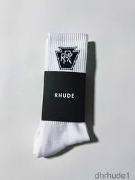 Rhude Men Sock Luksusowy moda przeciwbakteryjna dezodoranty skarpetki sportowe oddychające, wyczerpujące dzianinowe skarpetki bawełniane popularne wysokiej jakości z literą biały czarny miękki i2ei