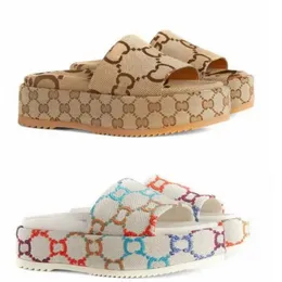 2024 Slipper Womens Fashion broderad dukdesigner Slides glid på tofflor Girls Canvas Covered Platform Sandaler och dammväskor stora