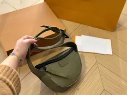 Designer0501 Moon Crossbody Handbag Eclipse 코팅 캔버스 가죽 트림 및 어깨 끈이 달린 초승달 모양의 실루엣이있는 어깨 끈이 있습니다.