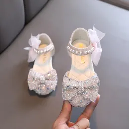 Ainyfu sommarflickor paljett båge mode sandaler barn glitter pärla platt prinsessor skor söta barn andas strand sandaler 240226